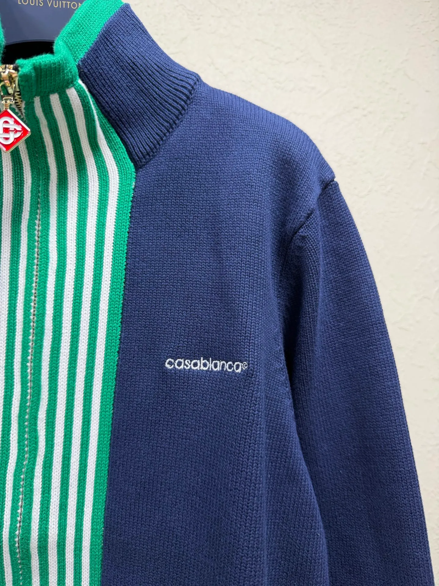 Casa Blanca New Arrival striped knitted cardigan Color: Dark Blue with Green stripes Originally developed, made of pure cotton and cashmere blended fabric, the upper body is very comfortable Size: S M L XL